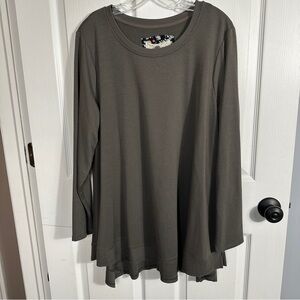 Cupio swing top, size 2X, handkerchief hem, flattering, plus size